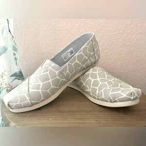 Tom’s Grey Savanna Giraffe Print Shoes